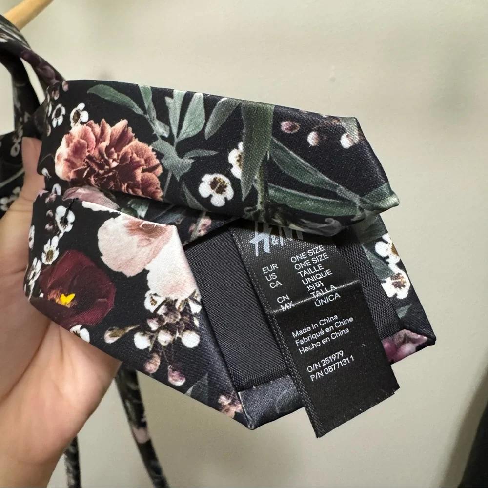 (New)Floral Black Tie - Picture 4 of 4